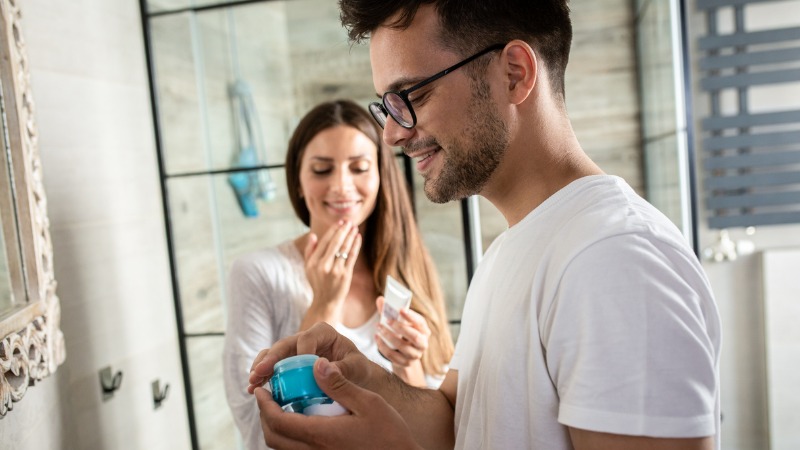 Un couple applique de la crème hydratante, différences crèmes hommes ou femmes